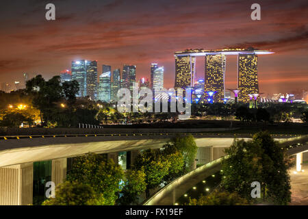 Skyline von Singapur aus Marina Barrage in der Nacht Stockfoto