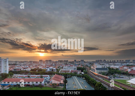 Sonnenaufgang über dem Eunos Wohngebiet von MRT-Bahnhof in Singapur Stockfoto