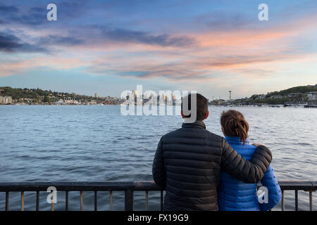 Paar Sonnenuntergang über der Skyline von Seattle Washington entlang Lake Union Stockfoto