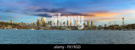 Skyline von Seattle Washington entlang Lake Union bei Sonnenuntergang Panorama Stockfoto