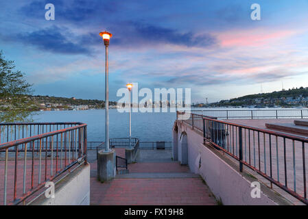 Gas Works Park mit Skyline der Stadt entlang Lake Union in Seattle Washington nach Sonnenuntergang Stockfoto