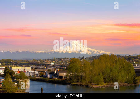 Mount Rainier von Marina Tacoma im US-Bundesstaat Washington bei Sonnenuntergang Stockfoto
