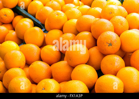 Ein Haufen von Orangen zum Verkauf auf dem Markt Stockfoto