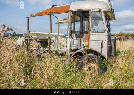 Alten Trainer Körper verlassen und links in einem Bauern Feld verrotten. Stockfoto