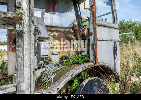 Alten Trainer Körper verlassen und links in einem Bauern Feld verrotten. Stockfoto