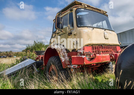 Alten Bedford Lkw verlassen und links in einem Bauern Feld verrotten. Stockfoto