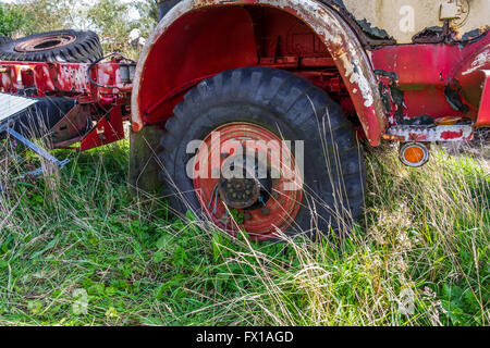 Alten Bedford Lkw verlassen und links in einem Bauern Feld verrotten. Stockfoto