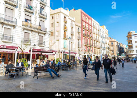 Alte Stadt von Tarragona, in diesem Quadrat vielen Terrassen der Bars wo man einen Drink Sonnenbaden in Katalonien, Spanien Stockfoto