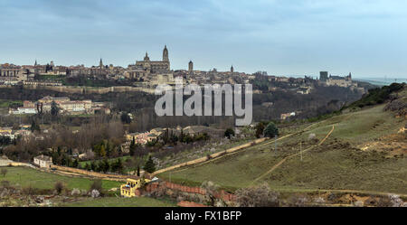 Panorama der Stadt Segovia mit Alcazar und die Kathedrale. Castilla y Leon, Spanien Stockfoto