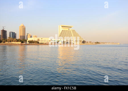 Das Sheraton Doha (rechts) und andere Top-Class-Hotel-Gebäude in Doha, Katar, kurz vor Sonnenuntergang, Januar 2016 Stockfoto