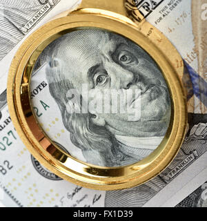 Lupe auf die Franklin hundert Dollar Stockfoto