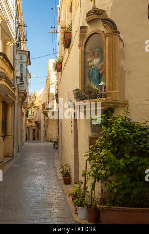 Eine schmale Straße in Victoria (Rabat), Gozo, Malta. Stockfoto