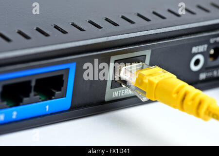 Internet-Anschluss-Buchse und Stecker Stockfoto