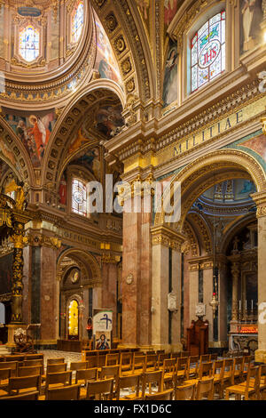 Innenraum der St.-Georgs Basilika in Victoria (Rabat) auf Gozo, Malta. Stockfoto