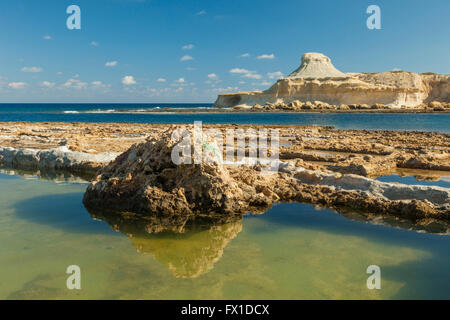 Salinen an der Xwejni Bucht an der Küste von Gozo, Malta. Stockfoto