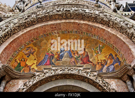 Lunette Mosaik (aus dem Jahre 1270) an der Fassade der Basilica di San Marco (Markusplatz), Venedig, Veneto, Italien. Stockfoto