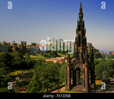 Das Scott Monument und Castle, Princes Street, Edinburgh, Schottland, Vereinigtes Königreich Stockfoto