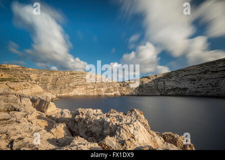 Dwejra Bay an der Küste von Gozo in der Nähe von San Lawrenz, Malta. Stockfoto