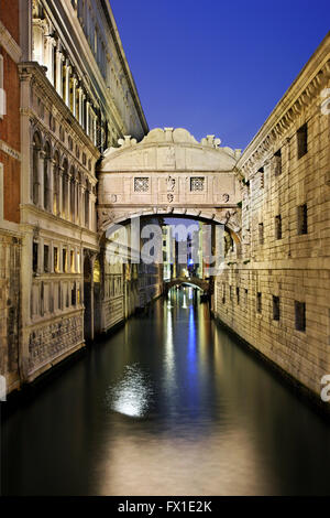 Die "Seufzerbrücke" (Ponte dei Sospiri) verbindet den Palazzo Ducale mit dem neuen Gefängnis. Venedig, Italien. Stockfoto