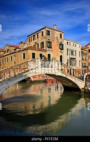 Brücke über den Kanal an ("Bezirk") Sestiere di Santa Croce, Venedig, Veneto, Italien Stockfoto