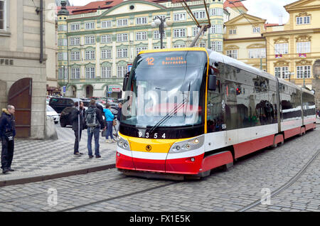 Prag, Tschechische Republik. Moderne Straßenbahn / Tram (Skoda 15t4 Forcity Alfa) in Malostranske Namesti Stockfoto