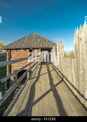 Rekonstruierten slawischen Burgwall bei Birów in der Nähe von Ogrodzieniec Stockfoto