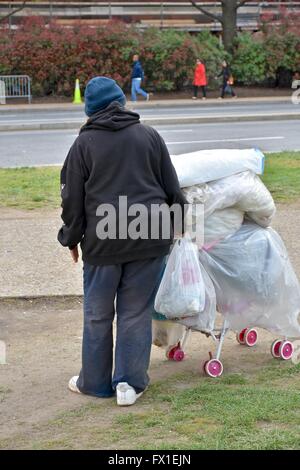 Eine Obdachlose Frau mit einem Korb von ihr Hab und gut Stockfoto