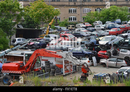 Autos, die ihr Leben beendet haben, sind jetzt für das recycling möglich, im ganzen oder in Teilen davon angesammelt. Stockfoto