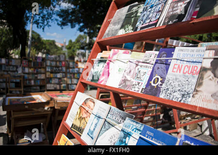 Horizontale Ansicht des Plaza de Armas in Alt-Havanna, Kuba. Stockfoto