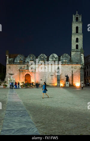 Vertikale Ansicht des Convento de San Francisco de Asís in Plaza de San Francisco bei Nacht, Kuba Stockfoto