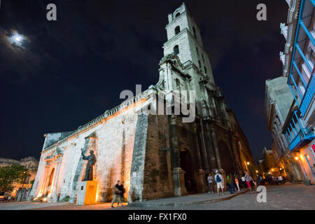 Horizontale Ansicht des Convento de San Francisco de Asis in Plaza de San Francisco in Havanna in der Nacht, Kuba. Stockfoto