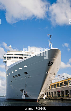 Vertikale Ansicht von einem Kreuzfahrtschiff in Havanna, Kuba angedockt. Stockfoto