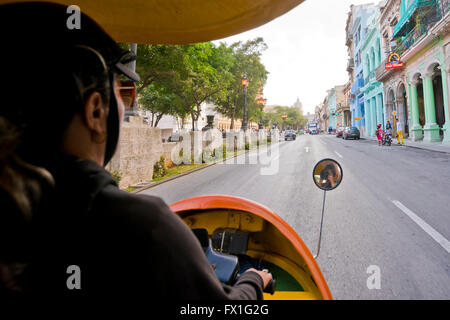 Horizontale Ansicht des Paseo de Marti aus einem Coco-Taxi in Havanna, Kuba. Stockfoto