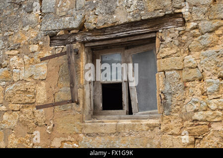 Fenster in alten französischen Haus reparaturbedürftig, in der Nähe von Sarlat in der Dordogne-Region von Frankreich Stockfoto