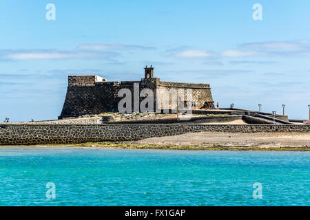 Castillo de San Gabriel - Saint Gabriel Castle in Arrecife und Kanonen davor Insel Lanzarote, Spanien Stockfoto