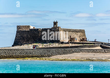 Castillo de San Gabriel - Saint Gabriel Castle in Arrecife und Kanonen davor Insel Lanzarote, Spanien Stockfoto