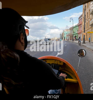 Quadratische Ansicht des Malecon von ein Cocotaxi in Havanna, Kuba. Stockfoto