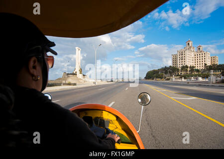 Horizontale Ansicht unseres Hauses in Havanna aus einem hellen gelben Coco-Taxi, Kuba. Stockfoto