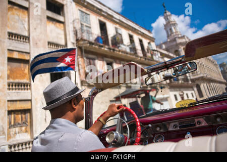 Horizontale Ansicht von Alt-Havanna von innerhalb eines amerikanischen Oldtimers, Kuba. Stockfoto