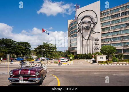 Horizontale Ansicht eines klassischen amerikanischen Autos geparkt in Platz der Revolution in Havanna, Kuba. Stockfoto