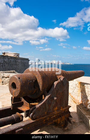 Vertikale Ansicht der alten Canon bei El Morro Castle in Havanna, Kuba. Stockfoto