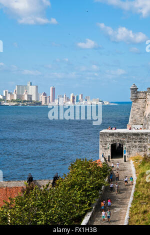 Vertikale Ansicht der Havannas Wolkenkratzer von El Morro Castle in Havanna, Kuba. Stockfoto