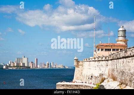 Horizontale Ansicht der Havannas Wolkenkratzer von El Morro Castle in Havanna, Kuba. Stockfoto