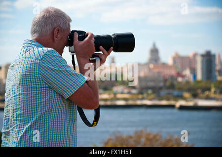 Horizontale Porträt eines Mannes, die Fotos von der Ansicht in Havanna, Kuba. Stockfoto