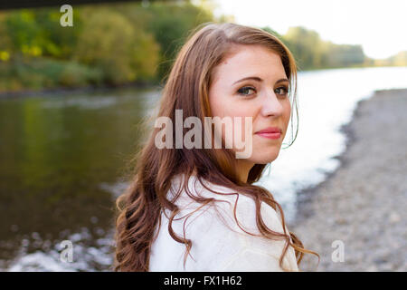 Teengirl posiert für ein High-School-senior Portrait-Foto im Freien in der Nähe eines Flusses in Eugene, Oregon. Stockfoto