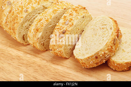 Mais-Brot mit Sesam und Sonnenblumenkernen auf Schneidebrett geschnitten Stockfoto