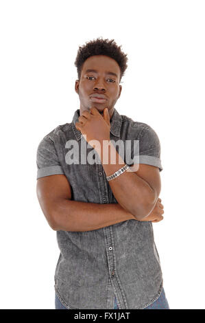 Ein Portrait eines jungen afrikanischen amerikanischen Mannes mit einer Hand am Kinn, stehend für weißen Hintergrund und denken. Stockfoto