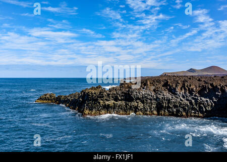 Los Hervideros, ein Ort, wo die Lava ins Meer, eines der bekanntesten touristischen Attraktionen auf Lanzarote Insel gestreamt Stockfoto