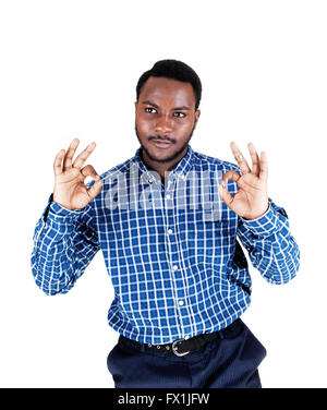 Ein hübscher junger schwarzer Mann in ein blaues Hemd mit seine Arme nach oben und zeigt die Victory-Zeichen, für weißen Hintergrund isoliert. Stockfoto