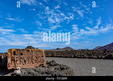 Ortseingangsschild, Los Hervideros, ein Ort, wo die Lava ins Meer, einer der bekanntesten touristischen Attraktionen auf Lanzarote gestreamt Stockfoto